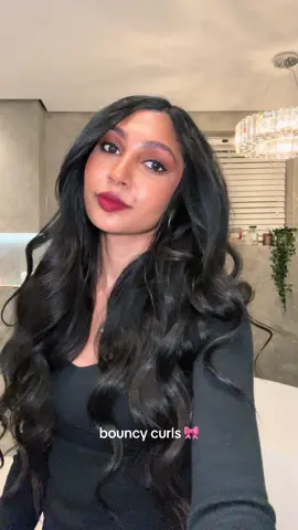 bouncy + voluminous curls ✨ @Beauty Works #hairtok #tutorial #beauty #holiday #curls #hairtiktok #hairtips #waves #curlingwand #london 