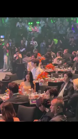 เอ็นดูความปรบมือจริงจังของพี่อี้😆 ใดๆคือพี่อี้กับน้องซีเข้าเฟรมกันแล้ว น่ารักเนอะ ถึงจะคนละโต๊ะก็เถอะ🤭 CHENGYI SHINING AT IQIYI 2024 #iQIYIScreamNight2024xChengYi  #2024iQIYIScreamNight  #ChengYi #เฉิงอี้ #成毅 