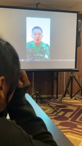 Si paling ngeselin ternyata juga bisa romantis 😭🫵 awal nya bilang “ aku punya kejutan buat km” hahah aku pikir paling juga barang kejutan nya 😖 eh ternyata pas aku ada sesi psikologi bareng anak” pelatnas tiba” di tunjukkin video mama, ayah aku dan kaget nya lagi ada ucapan semangat dari kamu 🥹 terima kasih ya sayang atas perayaan mu 💗 semangat dan sehat selalu yaa kamu di papua aamiin🥰 #pasanganabdinegara #fyp #coupleldr 