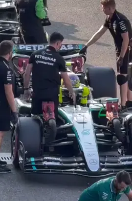 Hamilton gets out of the car and runs to weigh himself #lewishamilton #F1 #abudhabigp 