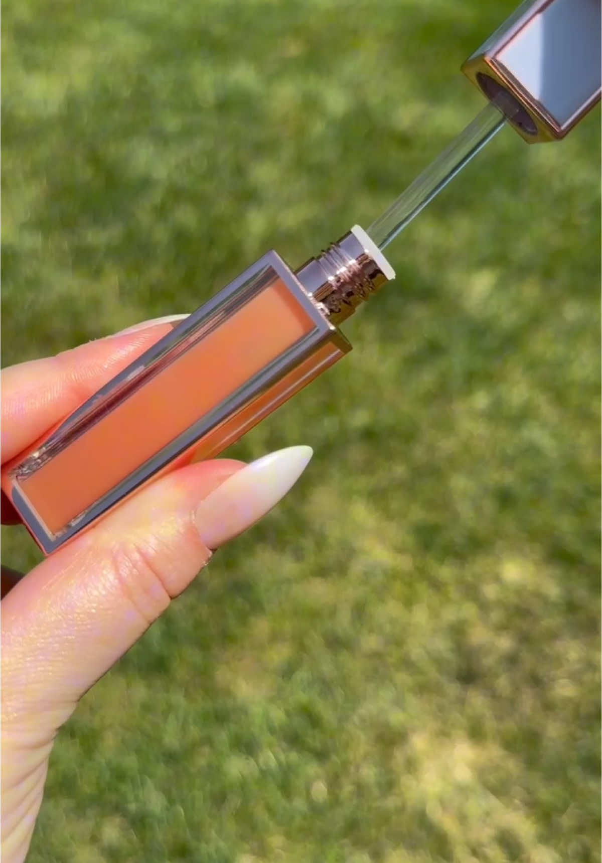 Did you know our glosses are packed with skin loving ingredients? ⬇️ Jojoba Oil, Shea Butter, Hyaluronic Acid, and Vitamin E👄💧 . . . . #TheBeautyBybel #thebeautybybel #carlibybel #carli #tiktokshop #makeup #beauty #cosmetics #beautybrand #makeupbrand #cosmeticsbrand #lipgloss #gloss #glosses #lipglosses #skinlovingingredients #jojobaoil #sheabutter #hyaluronicacid #vitamine #ConSantanderConecto 