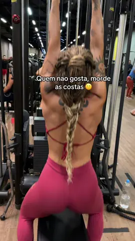 Por isso nada me atinge. Tenho um escudo nas costas 😏