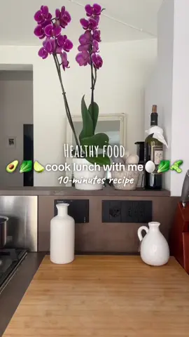 Cook #lunch with me 🥒🥑🥬🥹💕 Una ricetta semplice e veloce per il tuo pranzo.  Ingredienti: - avocado 🥑  - limone 🍋  - uova 🥚 - formaggio 🧀  - pane 🍞  #creatorsearchinsights #cooklunchwithme #lunchwithme #cooking #healthyrecipes 