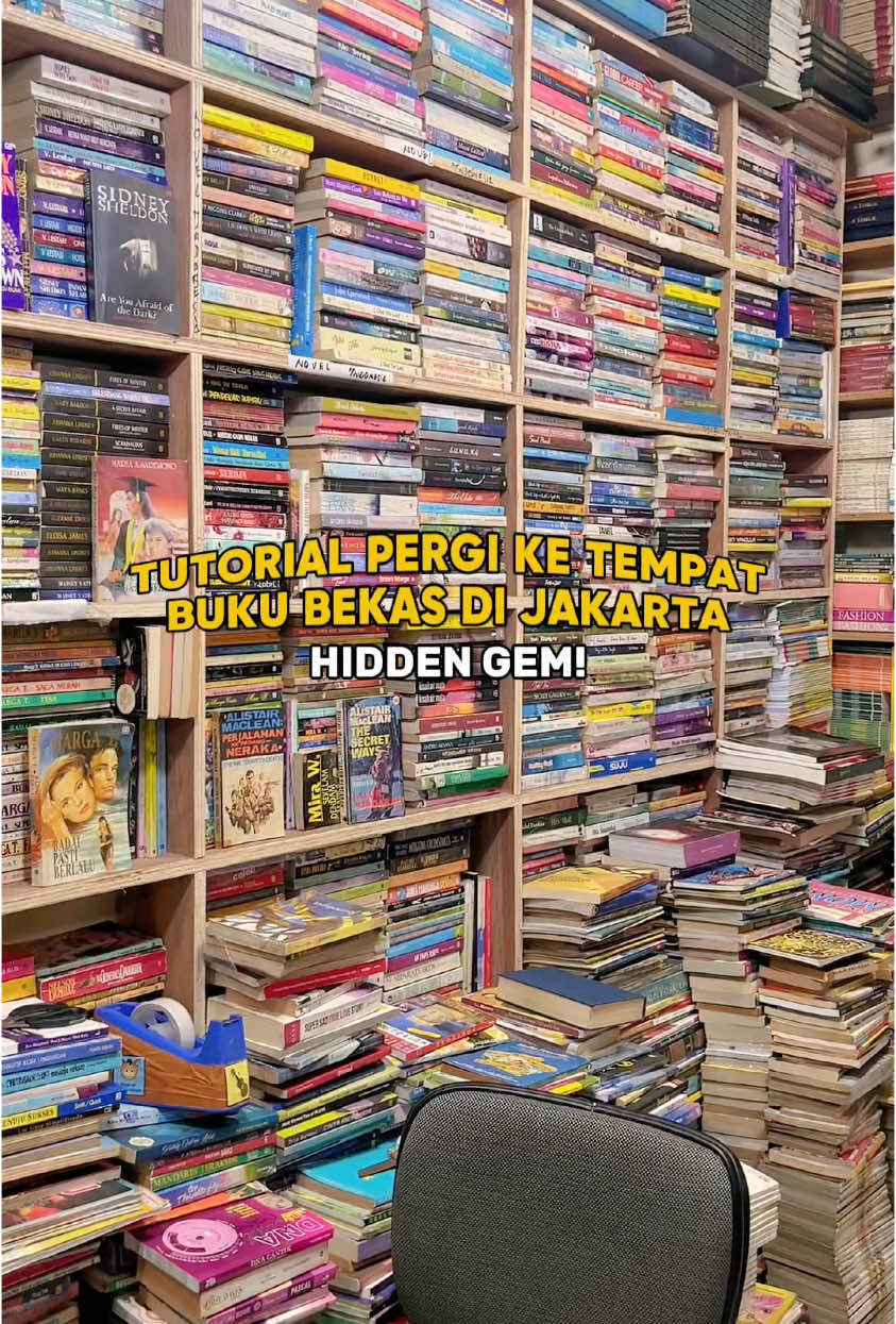 Pusat buku bekas di basement blok M Square ini salah satu yang paling lengkap dan koleksinya bagus-bagus banget! Aku nemuin banyak box set lengkap series buku-buku lama, still in good condition pula. Soal harga bisa tanya dulu aja ke penjualnya! dan dari pengamatanku disini banyak yang ori kok bukunya. Walau harus hati-hati juga, karena pasti ada aja keselip buku bajakan, ya, hehehe. Ini areanya luas, jadi betah banget lama-lama hunting disini. Kalau hoki, bisa bawa pulang banyak buku dengan harga terjangkau. #blokm #bukubekas #tutorial #bacabuku #BookTok 