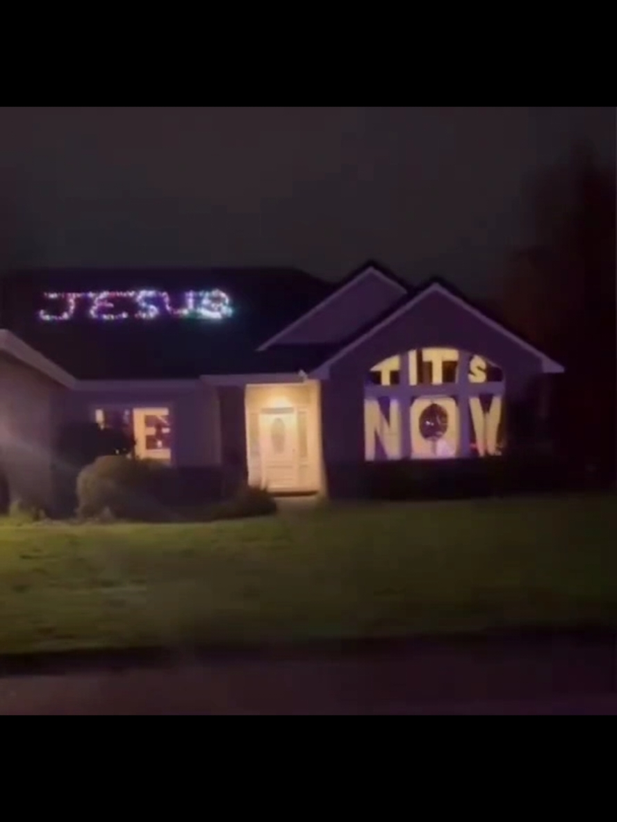 😂😂😂 #fyp #christmasdecorations #christmaslighting #christmaslights #hahaha #lol #funny #xmas #christmas #xmaslights #xmasdecorations #tistheseason #festiveseason #exteriorlighting #brilliant #festivelights #lolz