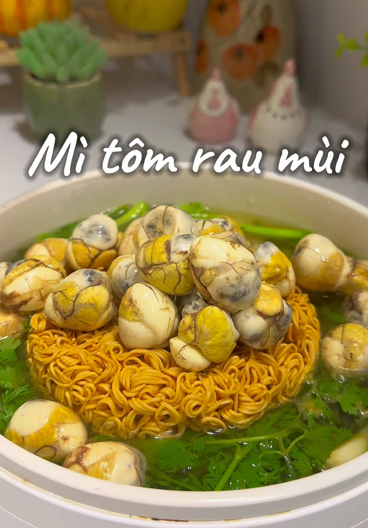 Hồi bé 30 Tết là tắm lá mùi già, giờ lớn rồi thì tắm mì tôm mùi non ngon hết sẩy🤣. #HaoThichVaoBep #mìtôm 