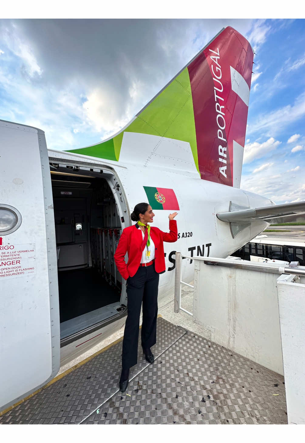 Feliz dia Internacional da Aviação Civil ✈️♥️ Que orgulho é fazer parte desta família, e principalmente na companhia de bandeira do meu país @tapairportugal 🇵🇹 #flightattendant #aviation #cabincrew #cabincrewlife #flightattendantlife #aviacao #aviação #airplane #travel #tap #assistentedebordo #comissariadebordo #cabincrewlifestyle #flightattendants #portugal #tapairportugal #airline 