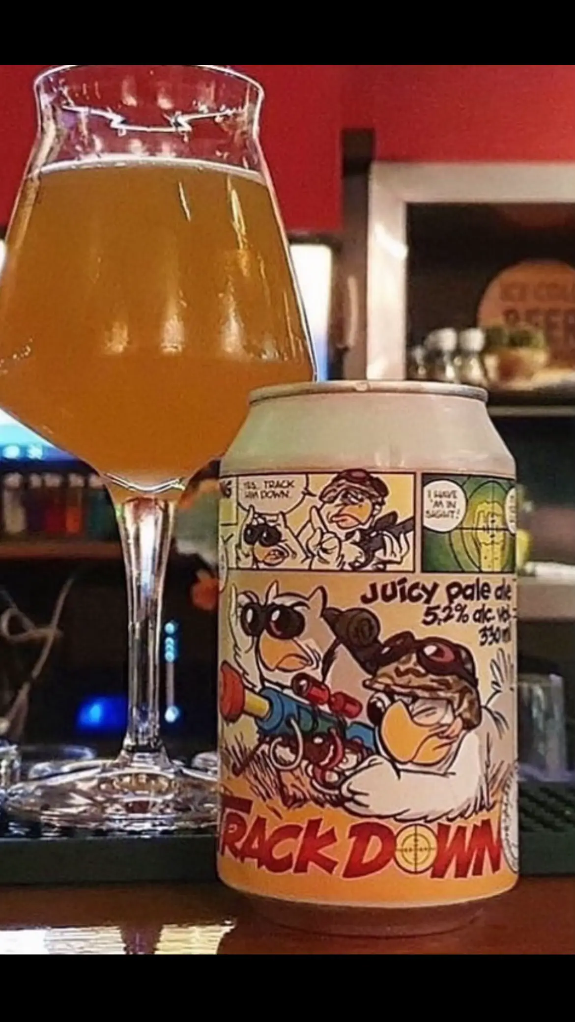 birra artigianale 🍺🍺 La regola fondamentale per un abbinamento birra cibo ideale è quella di puntare all’equilibrio. Puoi optare per un abbinamento in contrasto e scegliere, per esempio, una birra morbida per accompagnare un piatto speziato o amarognolo oppure per bilanciare una preparazione che tende all’acido. Con del pesce in pastella o in tempura, affidarsi alla delicatezza di una Lager è sempre una scelta vincente. Per contrastare il sapore intenso dei salumi, c’è bisogno di effervescenza e di un grado alcolico sostenuto puoi puntare sulle Ale, in particolare le Pale, le French oppure le Belgian. Se invece preferisci osare, devi puntare tutto sui contrasti: una Belgian Ale, per esempio, può accompagnare divinamente del pesce alla griglia, ma anche dei primi piatti. A seconda della tipologia di carne, del condimento e dell’eventuale affumicatura, la scelta della birra può spaziare tra diverse proposte. Una American Pale Ale ha il carattere giusto per esaltare la carne grigliata in tutte le sue sfumature, ma anche la “Ceasar” sa il fatto suo, grazie alla sua leggerezza e alla facile beva.