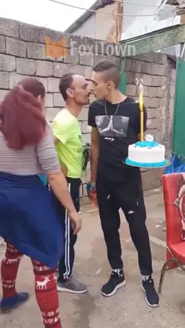 Melhor aniversário… todos demonstrando seu amor e afeto pelo aniversariante 😂😂😂😂 Se essa moda pega no Brasil… tamo lascado hahahahahhahaha #birthday #cumpleanos #comedia #humor #aniversario #funny #kiss #bezos  PRÓXIMOS SHOWS: 07/12 Itajaí/SC 08/12 São Bento do Sul/SC 09/12 Lages/SC  10/12 Campinas/SP 18h30 e 21h 11/12 Brasília/DF 12/12 Belo Horizonte/MG 19h30 e 21h 13/12 S. José dos Campos/SP 19h30 e 21h 14/12 Itapetininga/SP 15/12 Ponta Grossa/PR 16/12 Londrina/PR 19h30 e 21h 17/12 Maringá/PR 18/12 Curitiba/PR 19h30 e 21h 19/12 Joinville/SC 19h e 21h 20/12 Campo Grande/MS 21/12 Vitória/ES 18h30 e 20h30 22/12 Goiânia/GO 23/12 Recife/PE INGRESSOS: jonathannemer.com.br