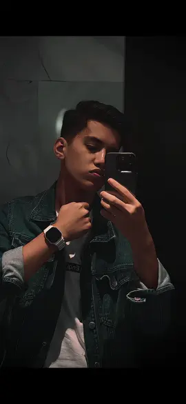 Simple mirror Photo idea 📸 #photoideas #phototricks #photography #creativephotography #photographer #shotoniphone #iphone16promax 