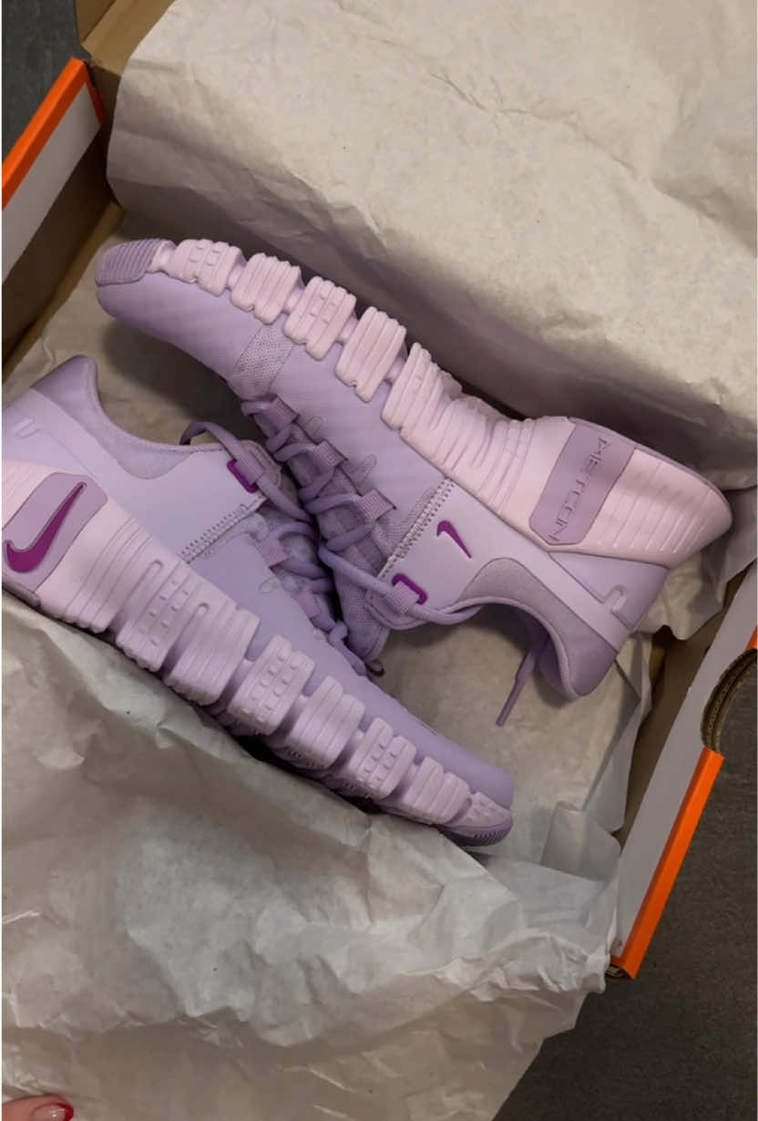 If you’re looking for one shoe for all your workouts,these are them😍 In love with this purple color😍Nike Free Metcon 5💜 . . . #metcon #nikefreemetcon5 #workoutsneakers #healthylife #nikesneakers #weightlossmotivation #bestworkoutshoes #gymshoes #GymTok #gymclothes #gymfit #gymmotivation 