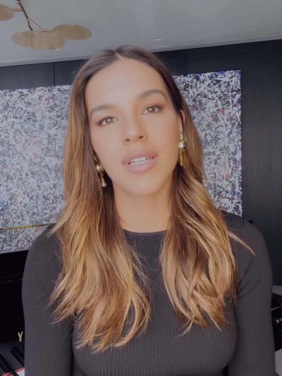 Com o tempo, percebemos que, para evoluir e ter uma vida mais centrada, é preciso focar em amizades que realmente importam, onde o vínculo é forte o suficiente para sustentar e crescer juntos. Isso é sinal de maturidade: entender que menos pode ser mais, e que a qualidade das relações é mais valios: do que a quantidade delas. Mariana Rios