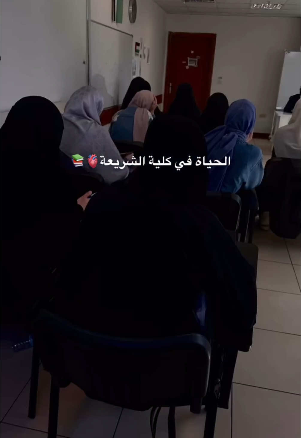 📚عن معاذ بن جبل رضي الله عنه ، قال : تعلموا العلم فإن تعلمه لله تعالى خشية ، وطلبه عبادة ، ومذاكرته تسبيح ، والبحث عنه جهاد ، وتعليمه لمن لا يعلم صدقة ، وبذله لأهله قربة ، لأنه معالم الحلال والحرام ومنار أهل الجنة ، والأنس في الوحشة والصاحب في الغربة والمحدث في الخلوة ، والدليل على السراء والضراء ، والسلاح على الأعداء ، والدين عند الأجلاء ، يرفع الله تعالى به أقواما ويجعلهم في الخير قادة وأئمة ، تقتبس آثارهم ، ويقتدى بفعالهم ، وينتهى إلى رأيهم . ترغب الملائكة في خلتهم ، وبأجنحتها تمسحهم . يستغفر لهم كل رطب ويابس ، حتى الحيتان في البحر وهوامه وسباع الطير وأنعامه ؛ لأن العلم حياة القلوب من الجهل ، ومصباح الأبصار من الظلم ، يبلغ بالعلم منازل الأخيار والدرجة العليا في الدنيا والآخرة ، والتفكر فيه يعدل بالصيام ومدارسته بالقيام ، به توصل الأرحام ويعرف الحلال من الحرام ، إمام العمال والعمل تابعه . يلهمه السعداء ويحرمه الأشقياء .🫀📖