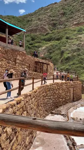 Salineras de maras 😱 Está ubicado en Urubamba a 1h y 30min de la plaza de Cusco. Sin duda, Cusco tiene tantos lugares bonitos e interesantes por visitar y este es uno de ellos aunque el ☀️ estaba demasiado fuerte, pero me llevo buenas historias y recuerdos. . . . #urubamba #cuscocity #cusco #naturelovers #tours #landscape #viajes #memories #adventure #travel #cuscomagico #salineras #maras #salnatural#paisajesnaturales#explore #perú