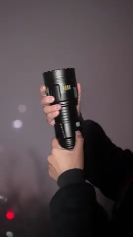 đèn pin siêu trâu siêu siêu sáng #denpinsieusangthehemoi #xuhuong #denpinsieusang #denpinsieusangpinkhoe 