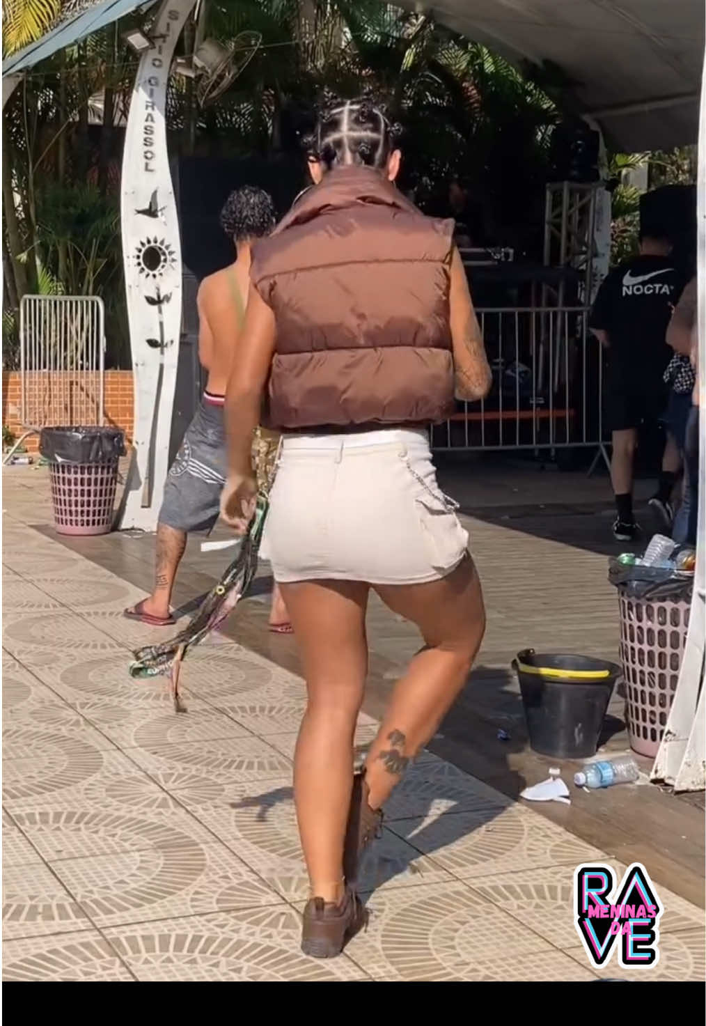 Essa aqui sabe muito😮‍💨🔥🔥 @fefom021  #mulher #musicaeletronica #dancer #viraliza #rave #brasil #shuffledance #sarro 