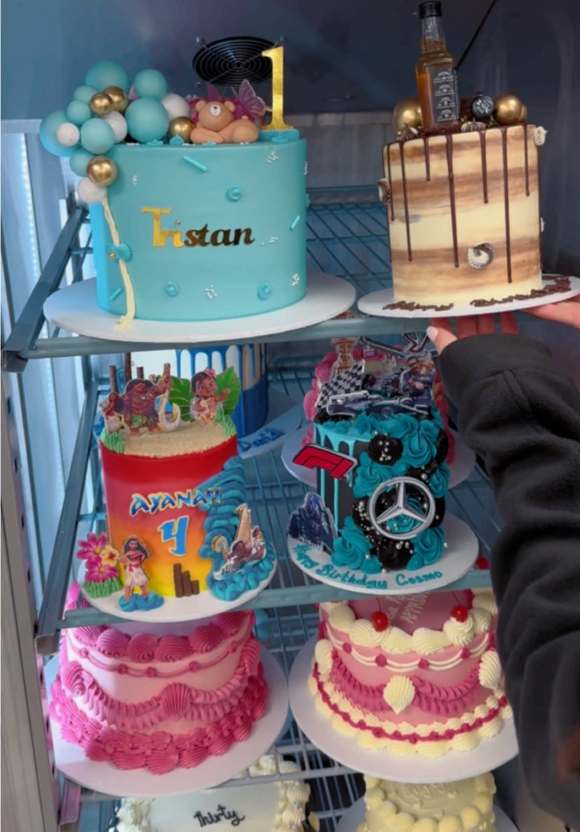 #CakeDecorating #CakeDesign #CakeArt #CakeInspiration #CakeTutorial #Baking #cakesoftiktok #fyp #CakeIdeas #CakeGoals 