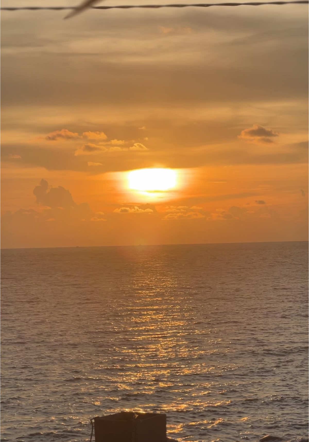 Nếu thuận lợi thì mình đi biển cùng ngắm hoàng hôn vào một ngày mùa đông... #honson #hoanghon #sunset #vietnam #sea 