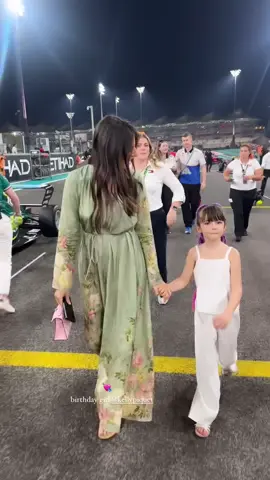 Kelly & Penelope at #AbuDhabiGP !!!! #kellypiquet #maxverstappen #maxverstappen33 #maxverstappen1 #kellypiquetmaxverstappen #f1 #f1tiktok #f1wags #fyp #fy #fypageシ #viral #pregnant #redbullracing #yasmarina 