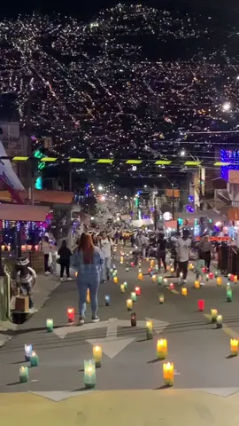 🇨🇴 Colombia Celebrates Velitas, the Day of Little Candles Colombia’s Day of the Little Candles (Dia de las Velitas) is a festival deeply rooted in the country’s tradition. Taking place every year on December 7 on the eve of the Immaculate Conception, it marks the beginning of the Christmas celebrations in the country. This celebration, which varies in its forms depending on the region, usually starts on the night of December 7th when lanterns and candles are lit, illuminating the streets, shopping centers, and Colombian homes. Visit ColombiaOne.com for the full stories and analysis on Colombia. . . . Credit: wencorrea0787 / TikTok  . . . #Colombia #News #Colombia #Medellin #Bogota #cartagena #diadevelitas #velitasencolombia #7dediciembre #navidad #christmas #ColombiaOne #Co1ombia