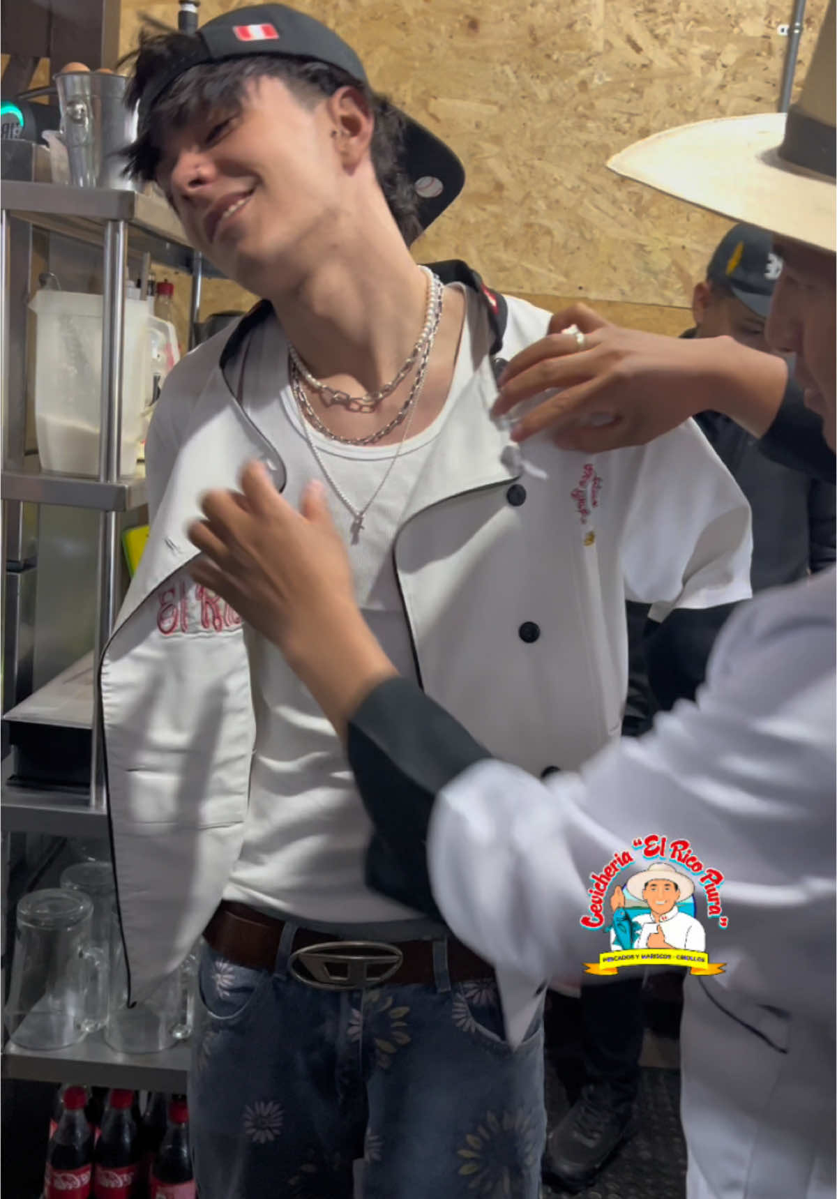 @Carlos Alberto Fuentes con el uniforme del @El Rico Piura-Respaldo👨‍🍳🎩 #cevicheriaelricopiuradelpueblo #carlos