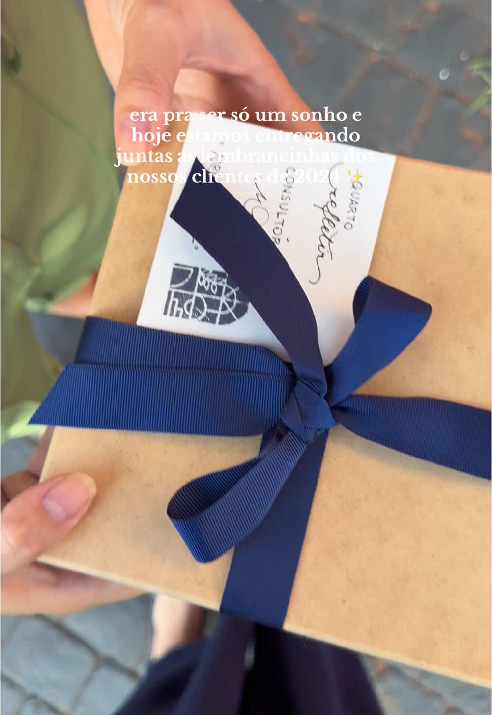 Um dos momentos mais emocionantes do ano foi rever os clientes, dar um abraço e visitar os recantos que transformamos juntas 🧡✨ #arquiteta #lembranças #clientes #escritorio #work #trabalho #autonomo #reforma #projeto 