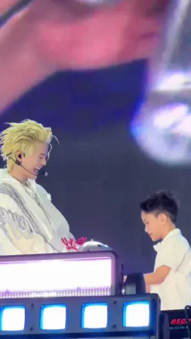 Một em bé cùng một em bé khác 👦🏻👦🏻 #RHYDER