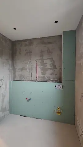 Installation of a box for a toilet and a washbasin. #construction #work #tilemaker #layingtiles #arbeitnehmer #fliesen #bau #Fliesenverlegung #fliesenleger #architecture #baustelle #arbeit #badezimmer 