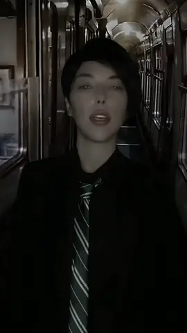 un élève essaie jouer avec lui  à poudlard express #cauchemar #poudlardexpress #poudlard #hogwarts #wizard #tomriddle #tomriddleisveryhot #tomjedusor #slytherin #serpentard #mangemort #deatheater #magenoir #harrypotter #cosplay #fyp 