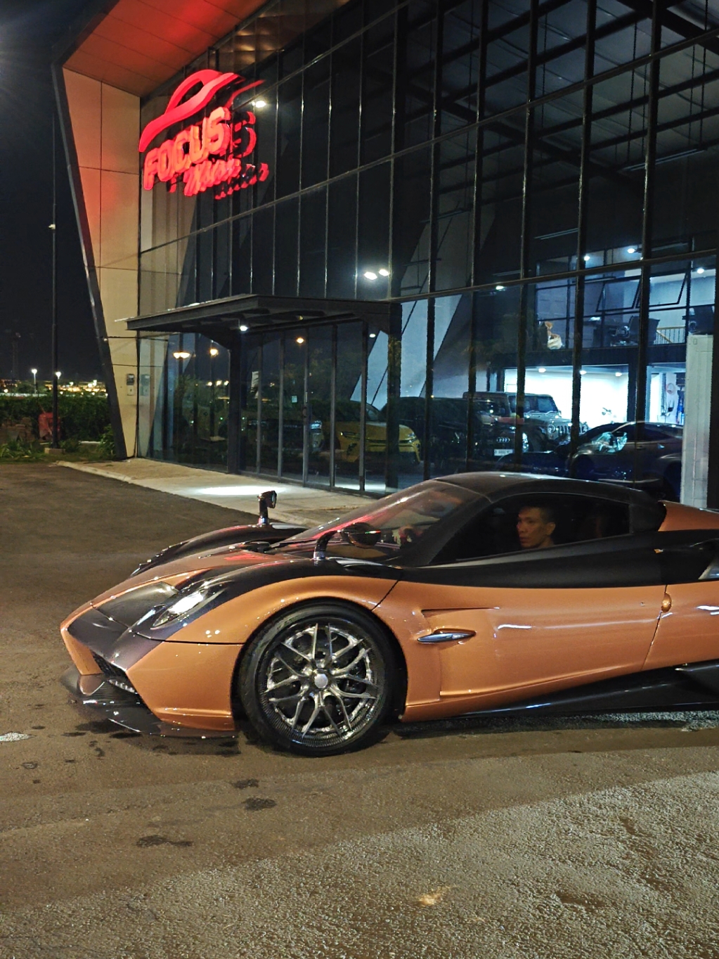 Pagani Huayra, ada yg tau harga mobil ini diangka berapa? 🫣 #carshow #fyp #carsoftiktok #luxurylife #meetcars #carslover #carspotting #paganihuayra #pagani #supercars #supercarstiktok #distrikotomotifpik2 #santanight 