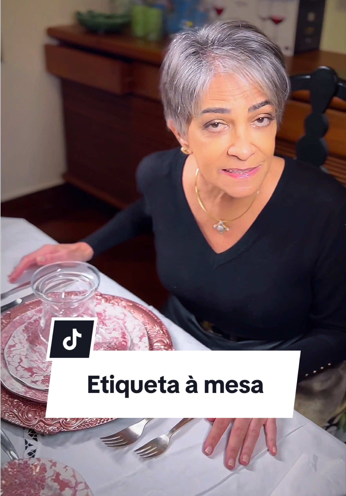 Elegância:  Hoje vamos falar sobre etiqueta à mesa! Vou compartilhar alguns detalhes e dicas que fazem toda a diferença para garantir que você se comporte de forma elegante e sofisticada em qualquer refeição. Vamos aprender juntos? #EtiquetaÀMesa #Comportamento #Elegancia #DicasDeEtiqueta #MesaPosta