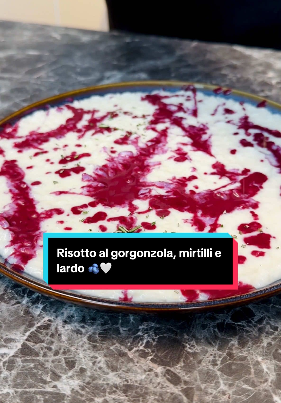 Risotto al gorgonzola, mirtilli e lardo 🫐🤍 Un risotto con un connubio di sapori che non vi aspettate. La salsa di mirtillo e lardo vi sorprenderà con il suo sapore intenso e acidulo e contrasterà alla perfezione la dolcezza del nostro risotto mantecato con il Gorgonzola Dolce Gran Riserva Leonardi @igorgorgonzola  Ingredienti:  • 320g di riso carnaroli • 300g di Gorgonzola Dolce Gran Riserva Leonardi IGOR • 250g di mirtilli • 50g di lardo di colonnata • mezzo scalogno • vino bianco per sfumare • salvia qb • rosmarino qb • olio evo qb Procedimento:  Tagliamo il lardo a pezzetti e tritiamolo finemente. Facciamo lo stesso con lo scalogno. In un pentolino facciamo sciogliere lentamente il lardo, aggiungiamo poi lo scalogno, salvia e rosmarino. A questo punto versiamo i mirtilli e cuociamo qualche minuto. Rimuoviamo gli odori, frulliamo tutto e filtriamo. Tritiamo finemente del rosmarino. Tostiamo il riso a secco e sfumiamo con vino bianco. Portiamo a cottura con acqua bollente. Mantechiamo a fuoco spento con il Gorgonzola Dolce Gran Riserva Leonardi IGOR.  Impiattiamo il risotto, aggiungiamo la salsa di mirtilli ed il rosmarino tritato. #adv #igor #igorgorgonzola #gorgonzola #danielerossichef #food #ricette #chef #art #foodporn #ricettepertutti #foodart