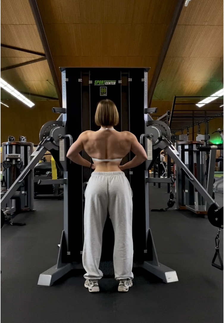 Back day? Every day! #bodybuilding #posing #flexing #latspread #lats #backday #backworkout #motivation #GymTok #gym #gymrat #GymLife #gymlifestyle #gymgirlsoftiktok #girlwholifts #sttongwoman #fitnessmodel #Fitness #f #fyp #zzz #recommendations #shredded 
