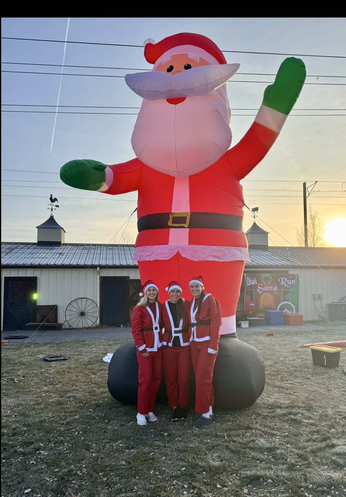 SANTA 10k!! The energy was so merry ❤️🎅🏼 #10k #raceday #santa #santarun #Running #runtok #friends #winterrunning #merrychristmas #hohoho 