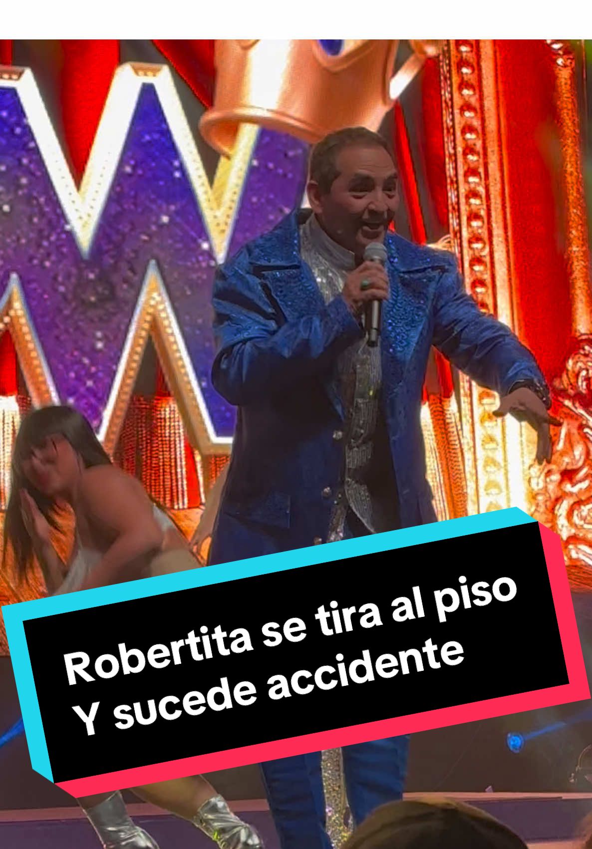 ¡AL PISO NO ROBERTITA! La inquieta chica de #EsShow baila para su público pero le sucede sensual accidente 😳😨😳😨 #chavana #esshow #redes #videoviral #trendingvideo 