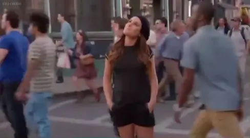 mulher se sentindo realizada enquanto leva um zoom na cara e essa musica de 2014 toca no fundo #acervo #acervie #foryou #estatico #meme