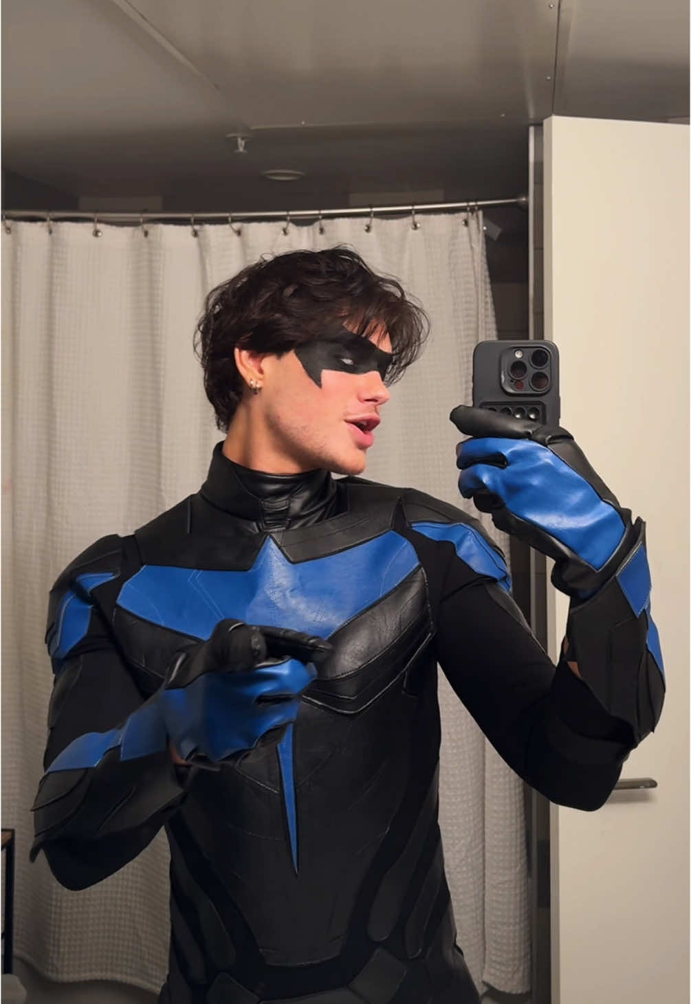 *Batman* doesnt know #nightwing #cosplay #dccomics #teentitans 