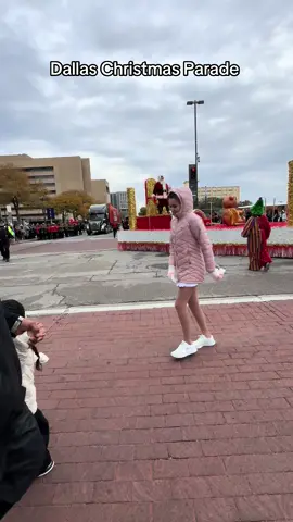 She made sure santa heard her 🤣🤣🤣   #dallastx #christmasparade 