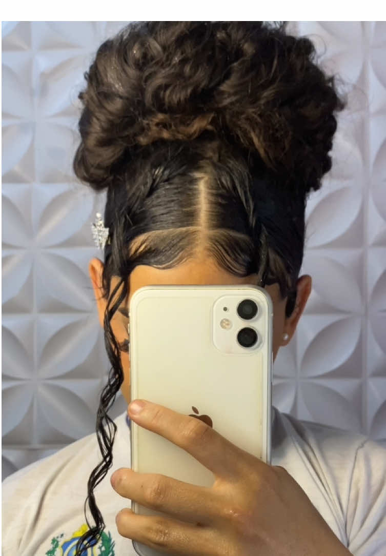 Para as amantes de coque 🌹 . . . . . #cachos #cacho #dayafter #cabelo #cacbelocacheado #cacheadas #cacheada #penteado #penteados #finalizacao #fyp #reels #viral #grwm #escola #recife