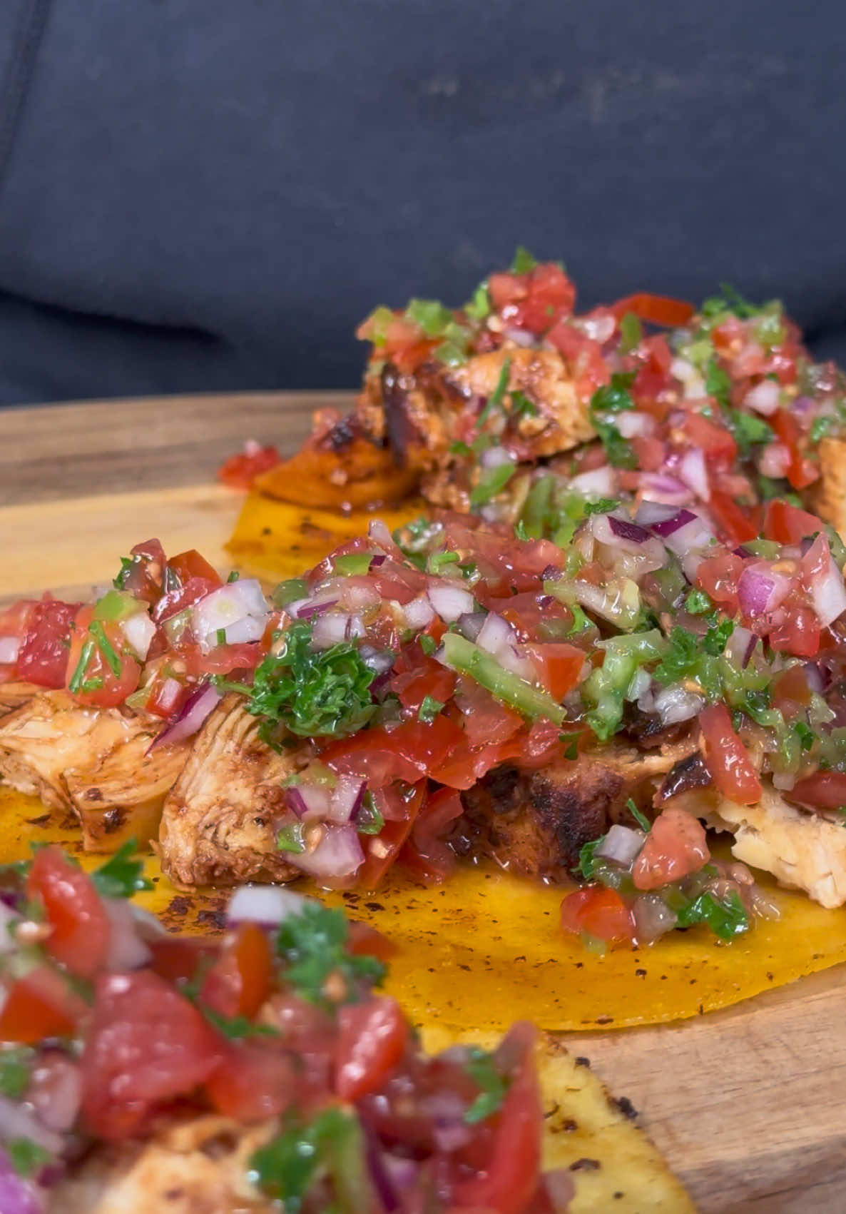 Fléchette & Frouchette : Épisode 16 Mexique 🇲🇽 - Tacos 🌮🍗 Ingrédients:   -  Poulet  - Oignon rouge  - Huile   - Citron     - Sel/Poivre - Persil - Jalapeños  - Tortilla de maïs  - Chipotle  - Paprika  - Ail  - Cumin #recetterapide #recette #dricecook #recettefacile #recettesimple #recettedumonde #food #Foodie #mexicanfood #mexique #mexico🇲🇽 #recetterapide #EasyRecipe #Recipe #flechettefourchette #tacos #poulet #oignon#streetfood