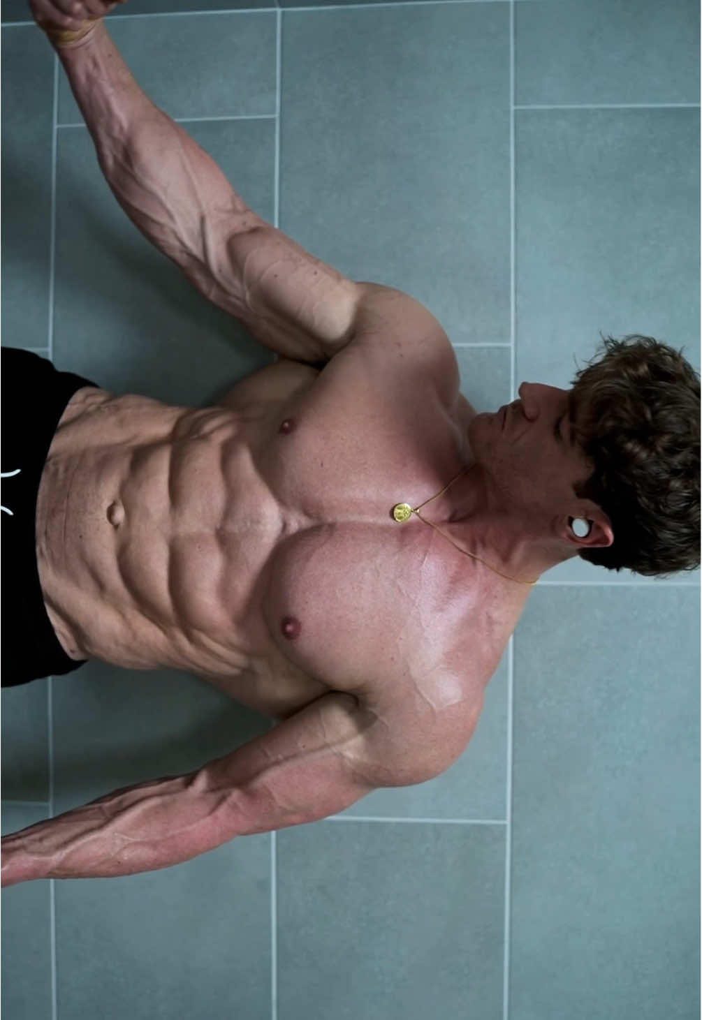 No more excuses… #winterarc #gym #shredded #fitnessmodel #fitnessmotivation #gymmotivation  To try the lifting split I use check my 🔗 