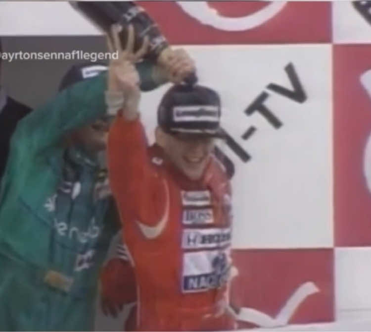 Reviva um dos momentos mais lendários da história da Fórmula 1! No GP do Japão de 1988, no icônico Circuito de Suzuka, Ayrton Senna protagonizou uma das maiores atuações da sua carreira e garantiu seu primeiro título mundial. Com uma narração apaixonada e vibrante do ator Nelson Freitas, você vai se emocionar com os detalhes dessa corrida que entrou para a história. Senna largou mal, caiu para 14º, mas com determinação e habilidade extraordinária, superou cada adversidade até alcançar a liderança e a vitória. Um feito simplesmente inacreditável! #Senna #AyrtonSenna #SennaSempre #CapCut 