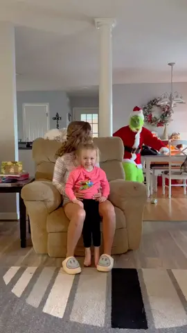 #scaredbaby #scared #prank #merrychristmas #noel #funnyvideo #funny #fun #baby #kid #fyp #foryoupage 