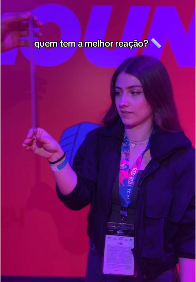 #CCXP24: Testando a reação da galera no Red Bull ClassiCS 📏#redbull #tedáaaasas #teste #sofiaespanha #nobru 