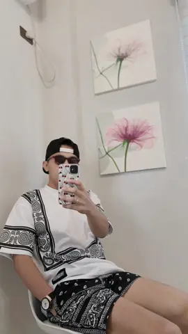 Paisley uncommon t-shirt 😎🤙🏻#uncommon2020 #uncommonpaisleytshirt #paislyshirt #bandana #silkcreen #uncommonpaisleystyle 