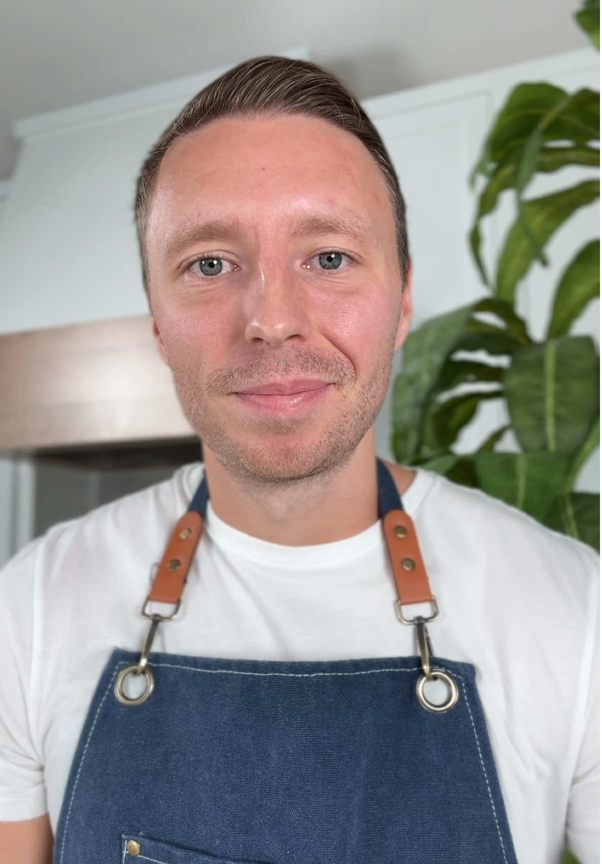 If people call you “weird” or “boring” for ordering the grilled chicken at a restaurant or turning down cookies at a holiday party.. They are right!! And that’s ok 🙏 The way I see it.. is that as long as I get to indulge a few times a year.. Reaching my goals is totally worth turning down junk food the rest of the time ❤️  *Or at least logging it and fitting it in my macros for the day 👍