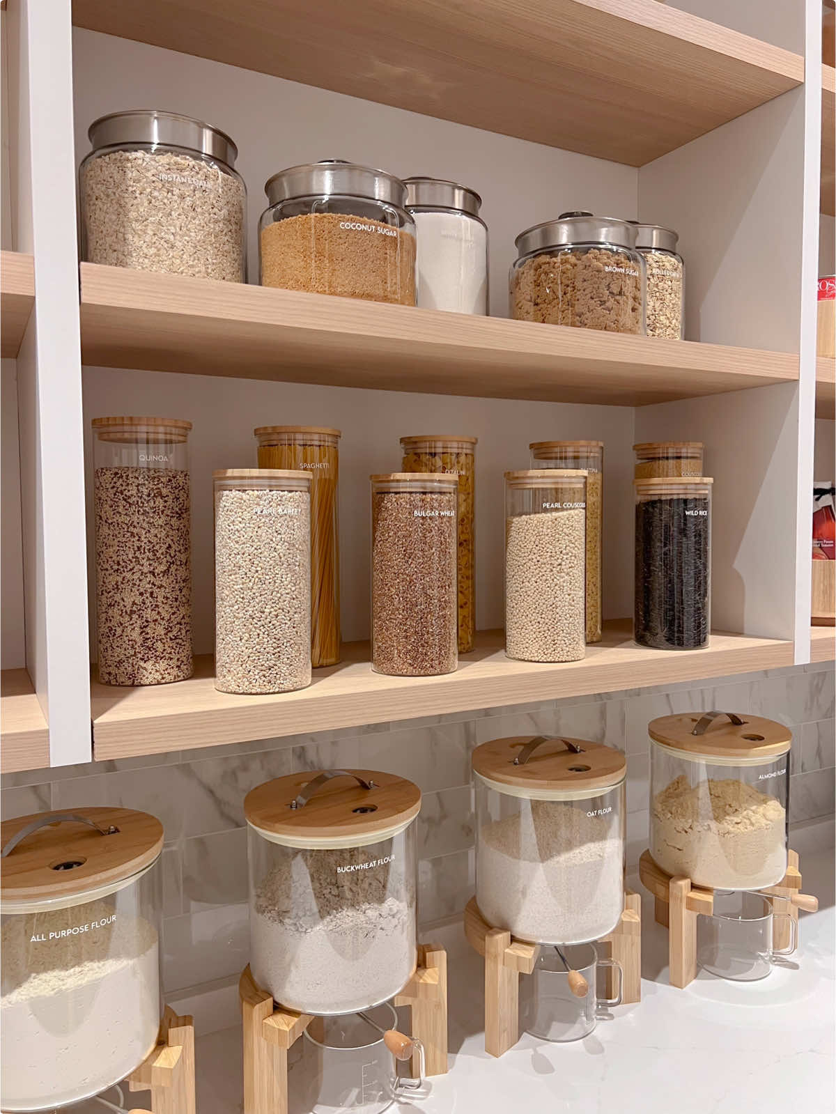 💫 Dream Pantry ~ Organized and perfectly styled ! #DreamPantry #PantryGoals #OrganizedLiving #PantryMakeover #homeorganization #PantryLove #OrganizationAddict #KitchenInspo #HomeDecorIdeas #ModernPantry
