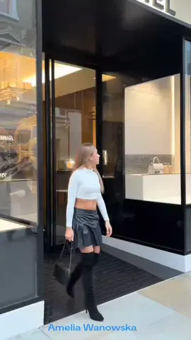 #blondehairstyles #blondegirls #SuperModel #beautygirl #minifalda #faldacorta #fyp #Viral 