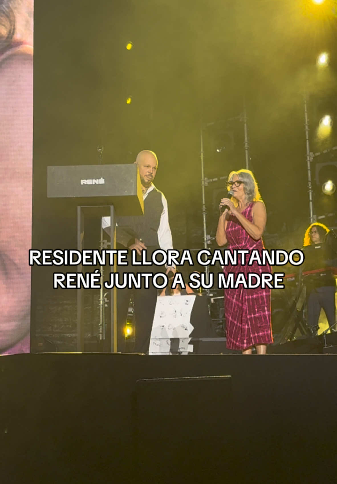 Emotivo momento, René junto a su madre en Puerto Rico #fyp #residente #puertorico cuenta secundaria @chismeando.en.pr2 