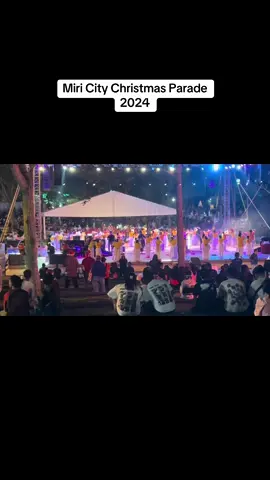 Sementara menunggu yang berarak untuk Cristmas Parade, kita di City Fan menikmati pujian & persembahan dari denominasi gereja2 di Miri. #mccp24 